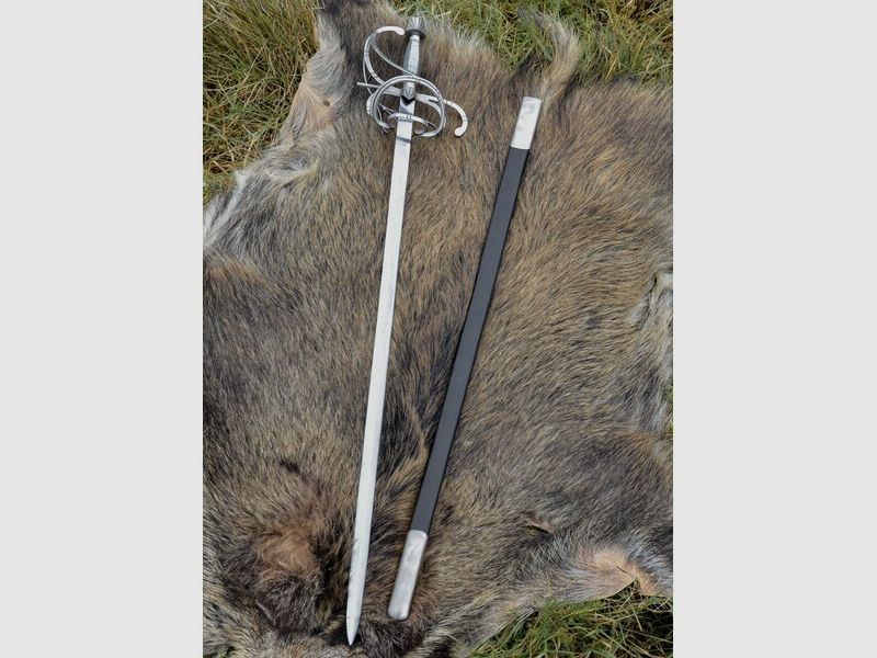 Renaissance Rapier mit aufwendigem Korb und geschwungenem Parier mit Lederscheide