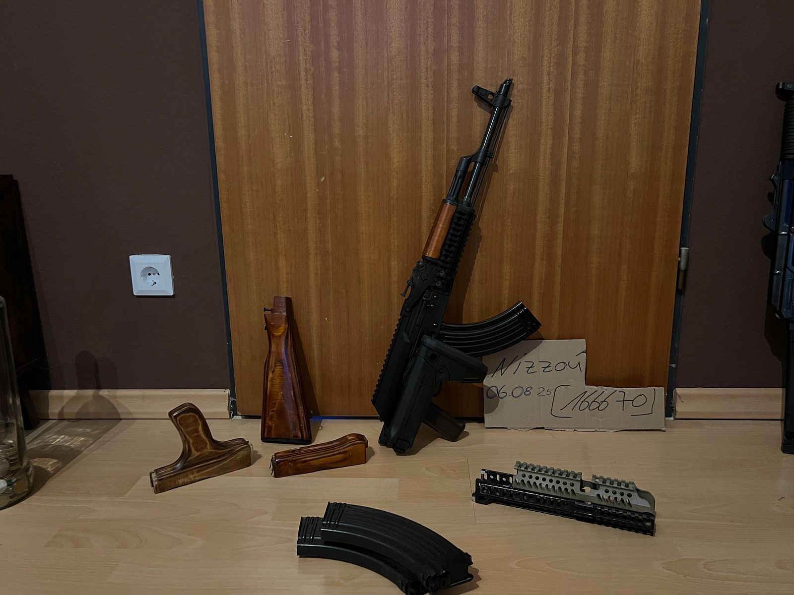 GHK AKM GBB con 3 caricatori e accessori