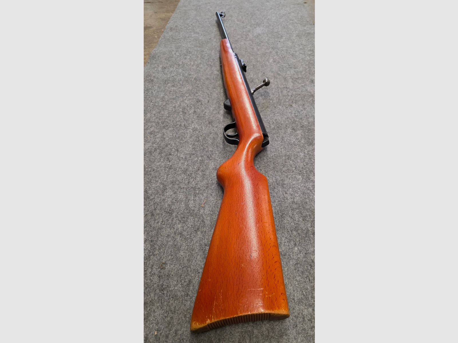 2.) Haenel Mod. 310 con sicura in Bakelite, caricatore Kirmes, fucile ad aria Cal. 4.4mm