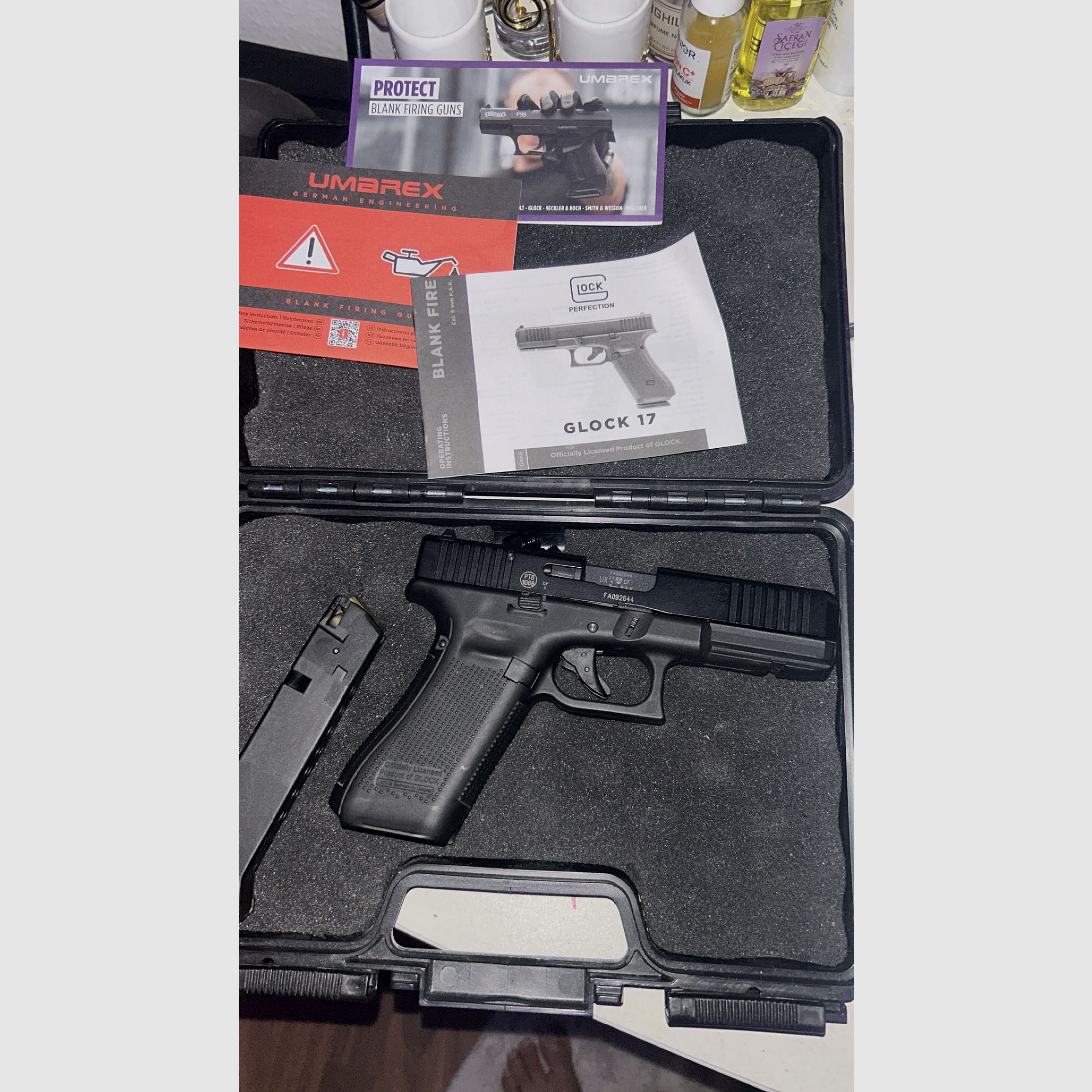 Glock 17 Gen5 blank firing pistol 9 mm P.A.K black incl. gun case, firing cup, cleaning