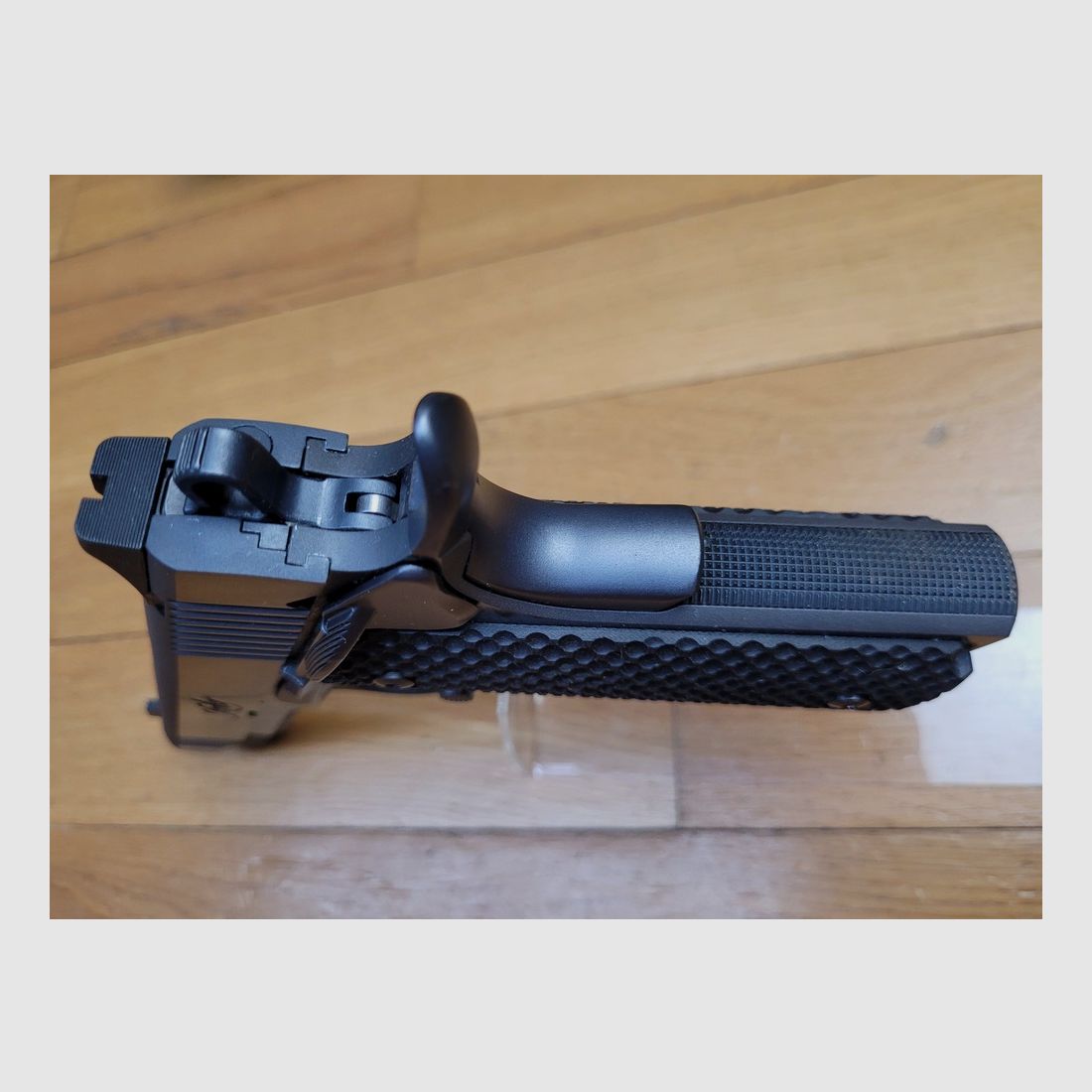 Superb Pistole Kimber Royal II Blau – Blue Charcoal Griffschalen – Kal.45 – Zusätzliche Aluplaketten zu den echten Knochenplaketten! – Leichter Hahn und Abzug – Extra große Beavertail – Vergrößerte Sicherungsbedienung – Serrationen vorne an der Schlitze – Der 1911 in seiner höchsten Form! – Originalkoffer mit allen Zubehörteilen, Dokumenten und Werkzeugen – Gebraucht im perfekten neuwertigen Zustand!, Bild 12 von 24