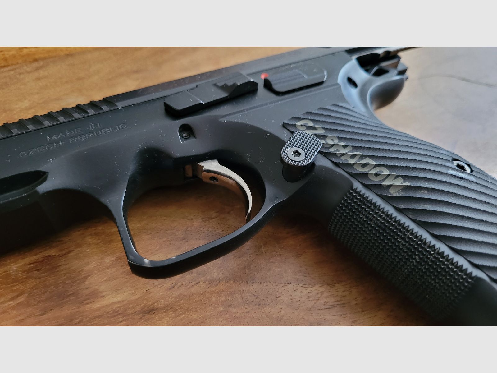 CZ Shadow 2 mit 4 Magazinen + LokGrip Griffschalen in OVP