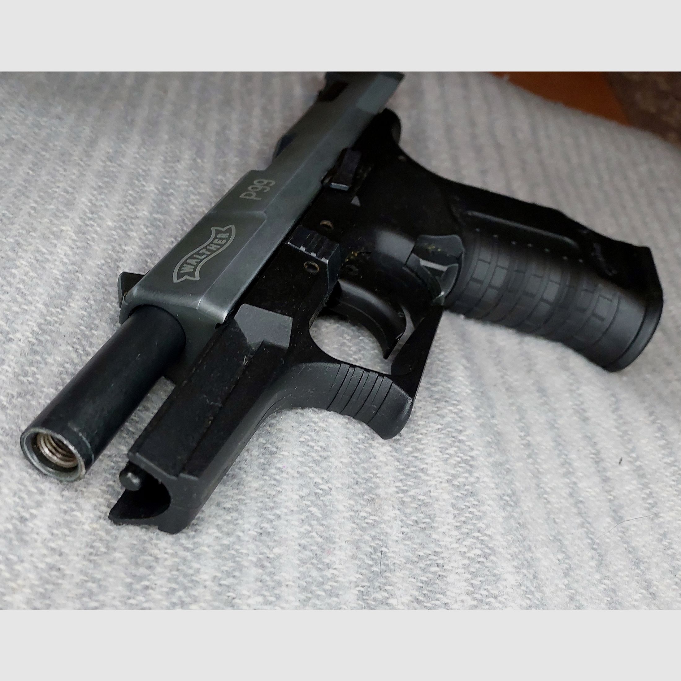 Walther P99 Schreckschuss Pistole 9mm P.A.K. (PTB 762) mit Multiabschussbecher