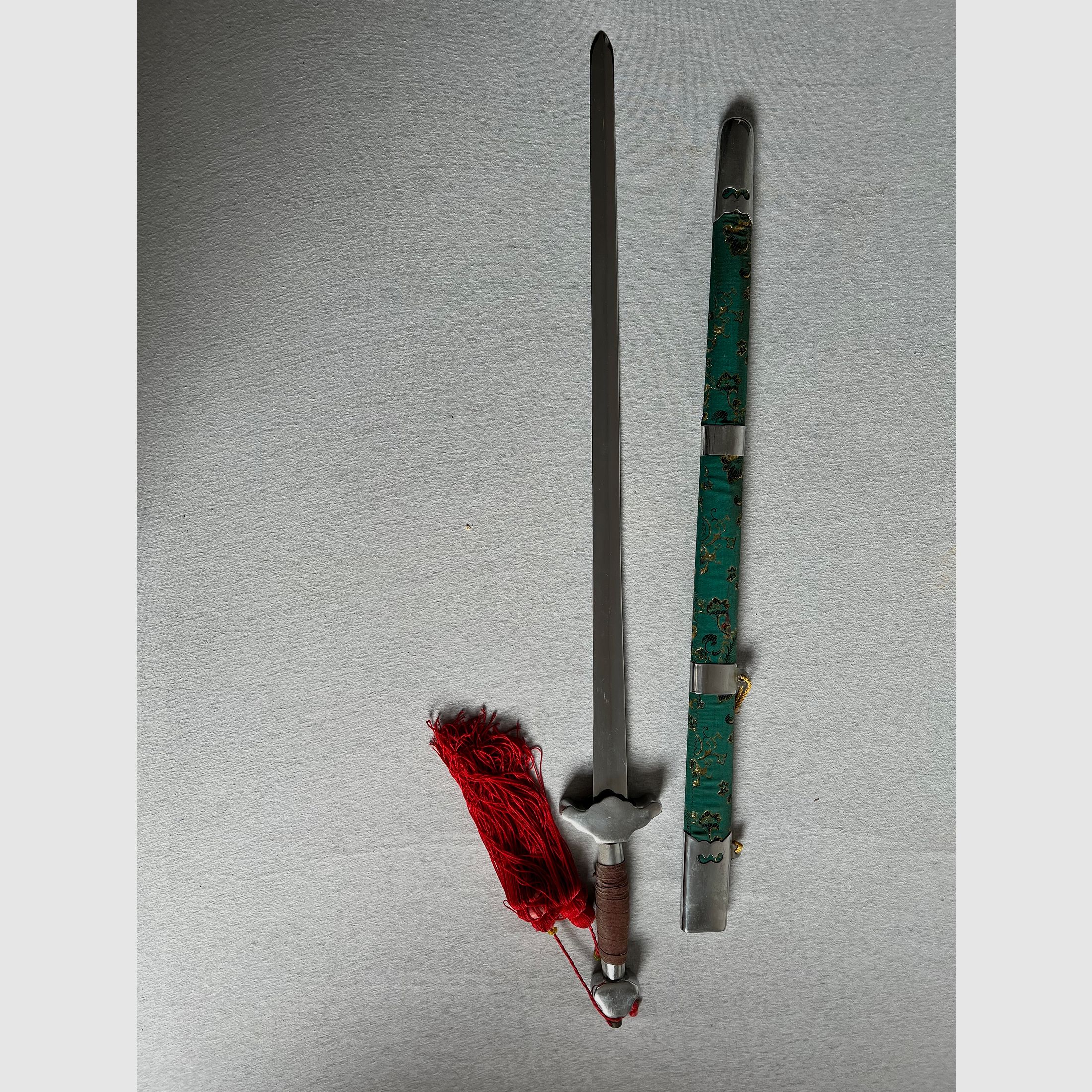 Grande collezione di armi decorative – spade, pistole a pietra focaia, fucili ad avancarica, alabarda, martello da guerra – liquidazione della collezione