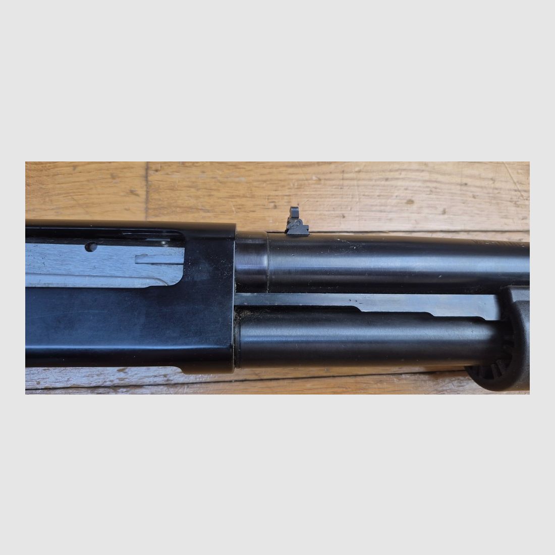Very nice pump-action shotgun Maverick 88 — Made by Mossberg — Cal. 12/76 — Smooth barrel in 61 cm — Synthetic stock — 5 rounds +1 — The reliable and affordable pump-action shotgun par excellence — Almost perfect condition — TBE+/TBE++, image 29 of 33