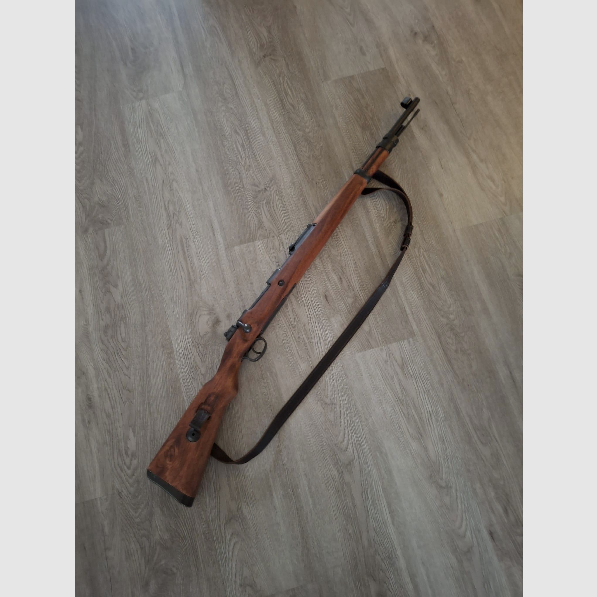 REPLICA MAUSER K98 CON CINTURÓN DENIX Rifle decorativo