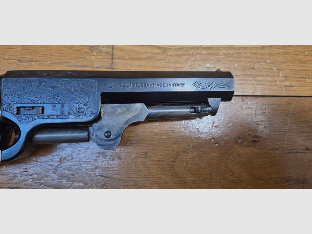 Schöner Schwarzpulverrevolver Colt 1851 von Pietta — Modell „Navy Yank“ — Kal. 36 — Luxusversion — Gehäuse und Lauf graviert — 100% schwarze Brünierung — Perfekte Mechanik — Waffe gestempelt BF (1995) — Ausgezeichneter Zustand — TBE+, Bild 23 von 23