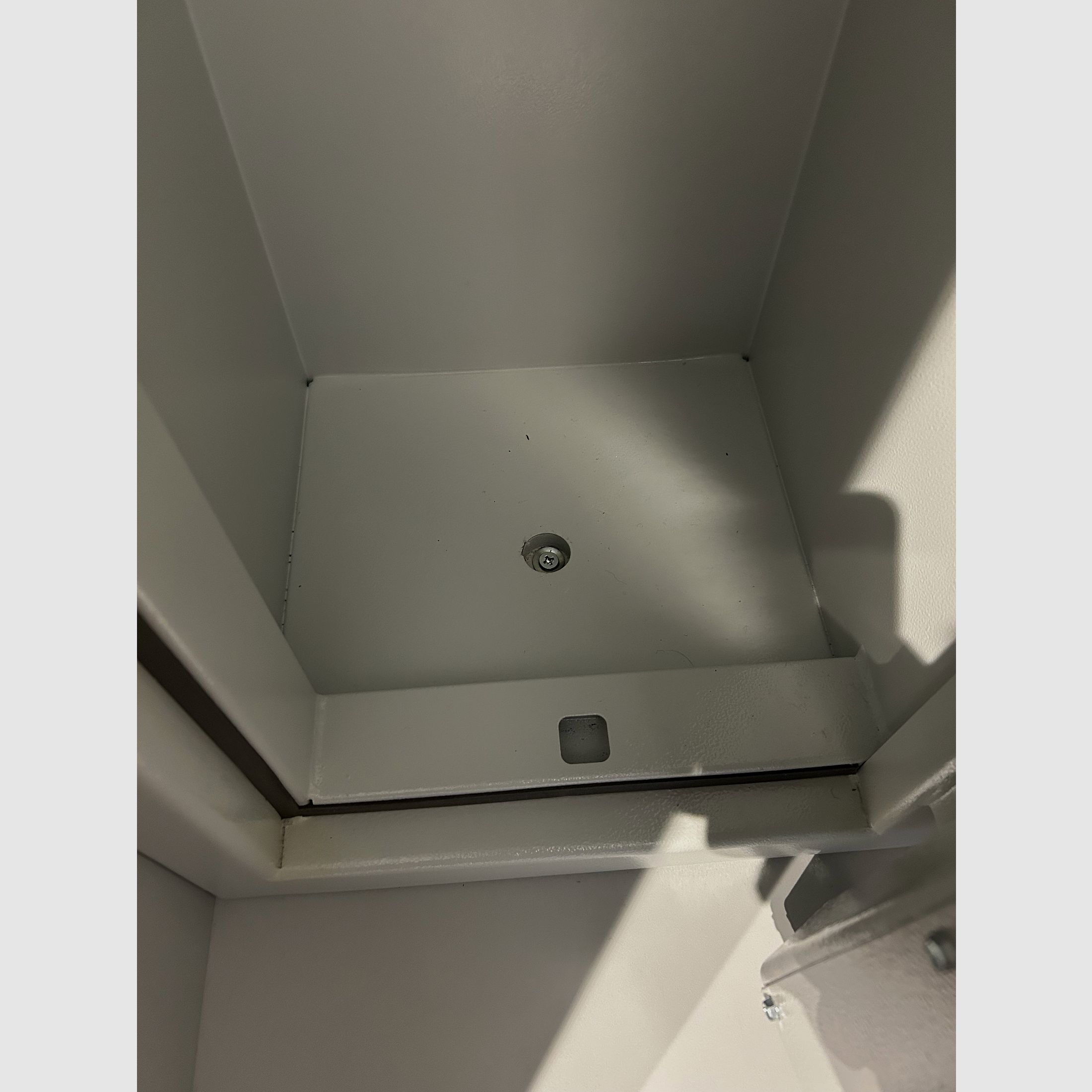 ISS Stahlschrank Luzern N/0 für 5 Langwaffen, Elektronikschloss STELLAR, Bohrungen auf der Rückwand und Boden