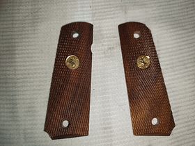 Colt 1911 Holzgriffe mit Colt Logo 