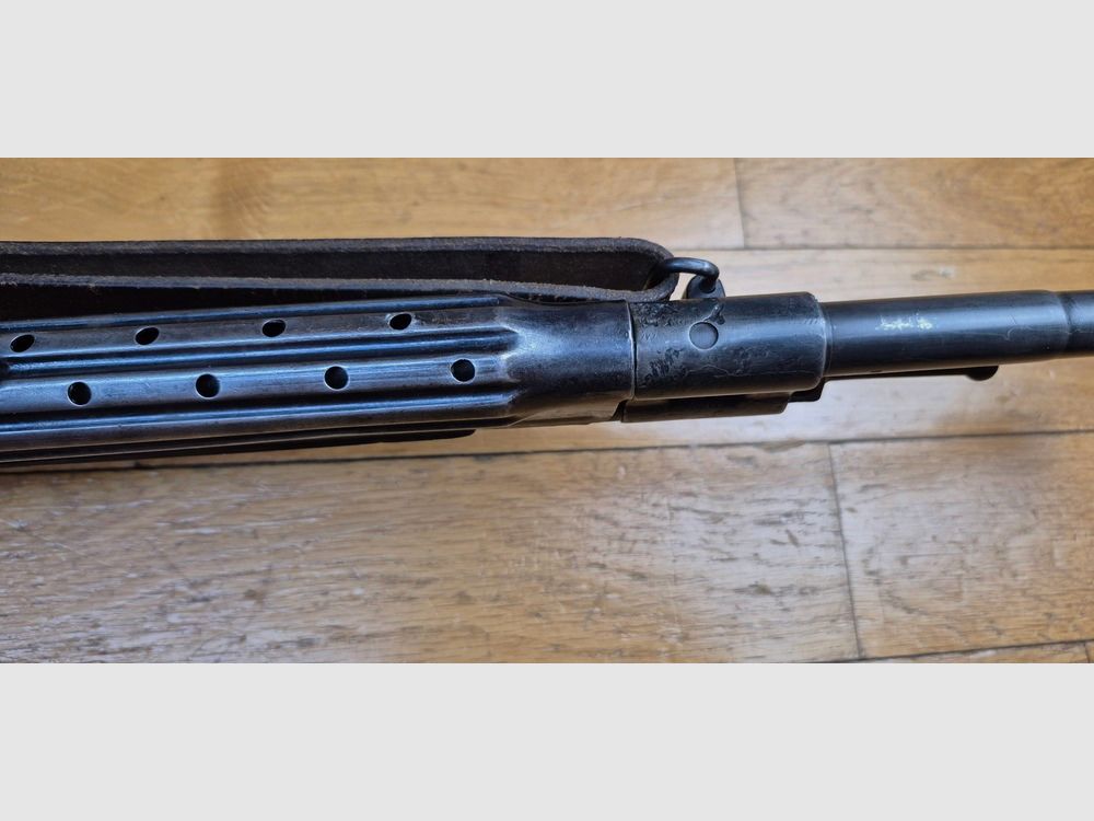 Hermoso Sturmgewehr 44 – MP43 / MP44 / Stg44 – Arma Erma de 1945 – 1er fusil de asalto de la historia – No monomatriculado pero 100% de la 2ª GM – No restaurado DDR / Yugoslavia – 2 cargadores originales de 30 disparos – Arma rara y mítica en excelente estado – TBE+ – Categoría A2 – Exportación EXCLUSIVAMENTE, imagen 17 de 39