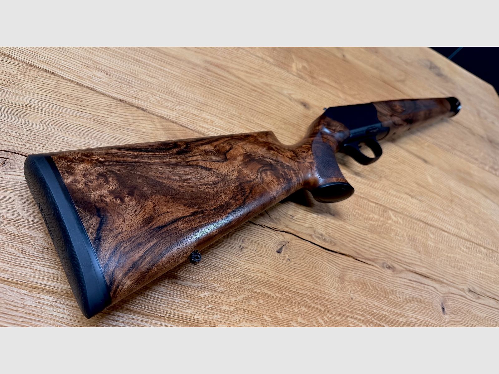 Blaser R8 Schaft / Holzklasse 7 / Bayrische Doppelfalzbacke / seidenmattes Finish / Logo Schwarz