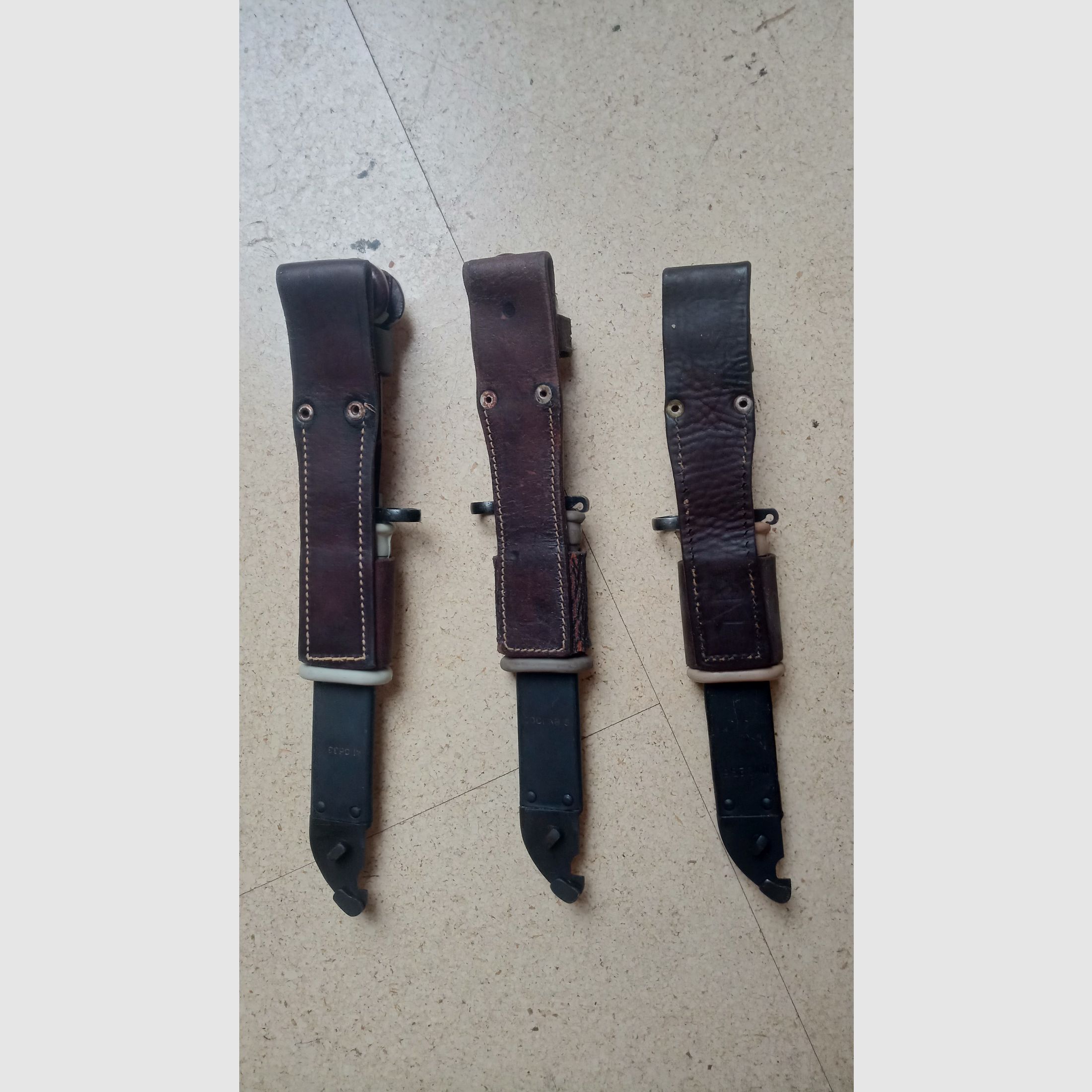 3 Rumänische 6h3 (6x3) AK Bajonette komplett inkl. Gummi Isolator und Leder Frosch  // AKM Bakelit Vintage