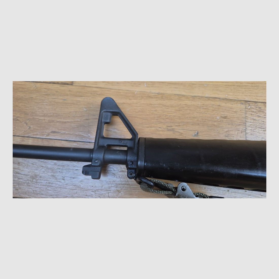 Splendide et Rare carabine M16 A1 – Arme réglementaire « US Governement Property » – Fabrication Colt de 1973 ! – Époque guerre du Vietnam – Calibre 5.56 Otan – Arme mythique du XX° siècle – Canon et mécanique parfaits – Excellent état esthétique – TBE++ – – Catégorie A2 – Export EXCLUSIVEMENT, image 12 sur 44