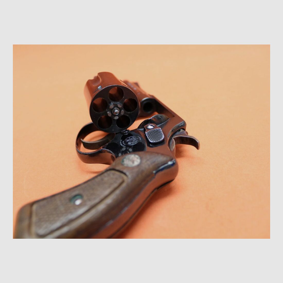 Smith & Wesson Revolver .38 Special Smith & Wesson/ S&W 36 Chiefs Special blued, 3" barrel/ wooden grip used weapon
