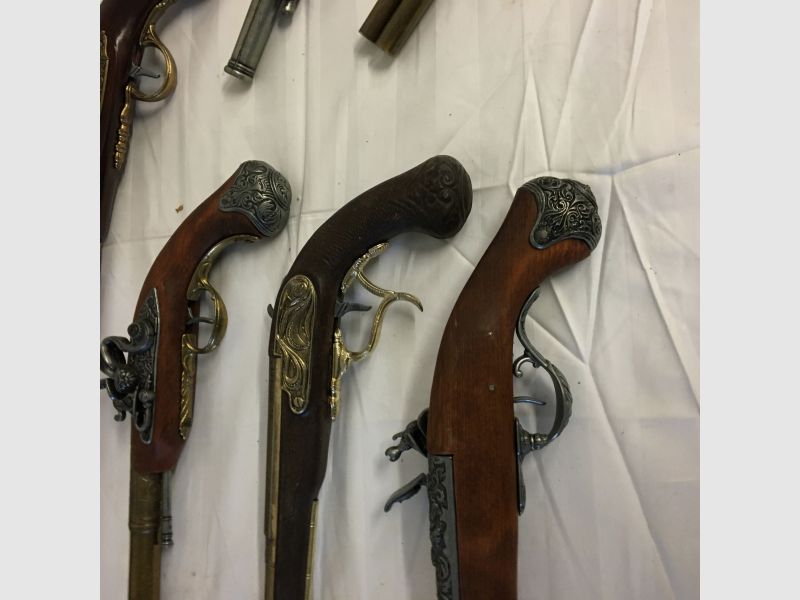 9x Deko Pistole Gewehr Holz Messing Metall Konvolut