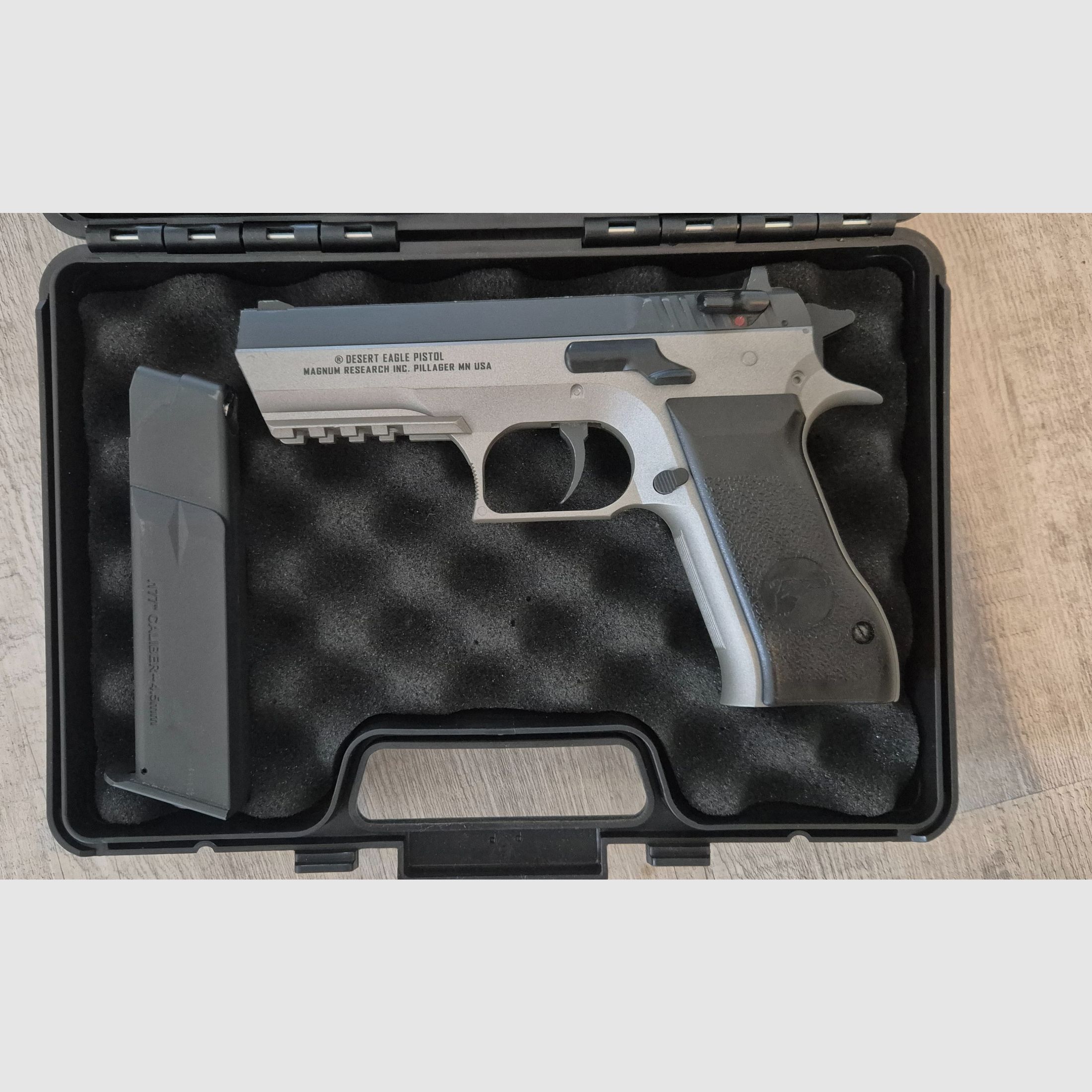 Magnum Research Desert Eagle, calibro 4,5 mm CO₂, immagine 3 di 5