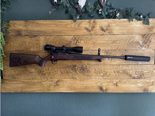 Acción de acero HS .270win clase de madera 4 incluye Swarovski z6i 2-12x50 y silenciador