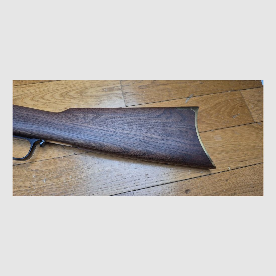Wunderschöne und seltene Winchester Repetierbüchse Modell 1866 – Eine „Yellow Boy“ in einer wenig verbreiteten Miroku-Fertigung aus Japan – Seltenes Kal. .38 SP/38 Spezial – Gehäuse aus Bronze/Messing wie die Originale – 10 Schuss – Mechanik und Holz in neuwertigem oder nahezu neuwertigem Zustand – Moderne Ausnahmewaffe und seltenes Stück – TBE+++, Bild 36 von 51