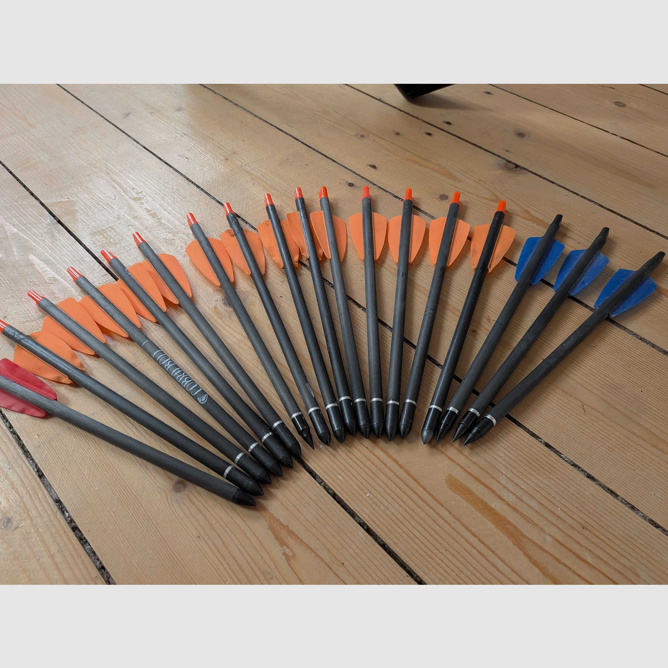EK Archery Cobra R10 RX (130 lbs) inkl. 24 Deep Penetration Bolzen – jak nowy