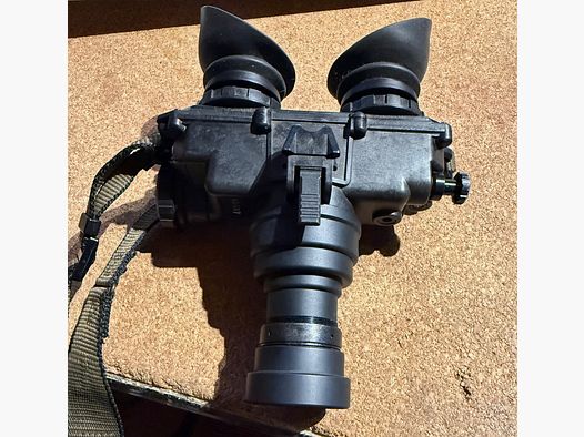 Original US military night vision goggles AN/PVS-7B