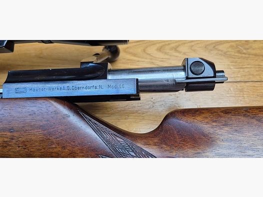 Hervorragendes Mauser 66 S Jagdgewehr – Kaliber 7×64 – Hochwertiges gewachsenes Nussbaumholz – Einlagen aus Ebenholz und Knochen – Handriffelung – Deutscher Stetcher (zwei Abzüge) – AKAH 6 x 42 / 46 Zielfernrohr mit Stahlkörper im Absehen Nr. 1 – TBE / TBE+