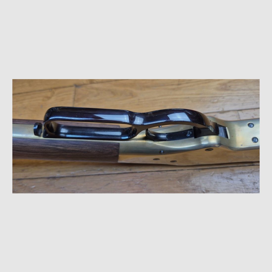 Superbe et rare carabine Winchester modèle 1866 – Une « Yellow Boy » dans une peu courante fabrication Miroku au Japon – Rare cal.38 SP/38 spécial – Boitier bronze/laiton comme les originaux – 10 coups – Mécanique et bois à l&rsquo;état de neuf ou quasi neuf – Arme en fabrication moderne d&rsquo;exception et pièce rare – TBE+++, image 28 sur 51