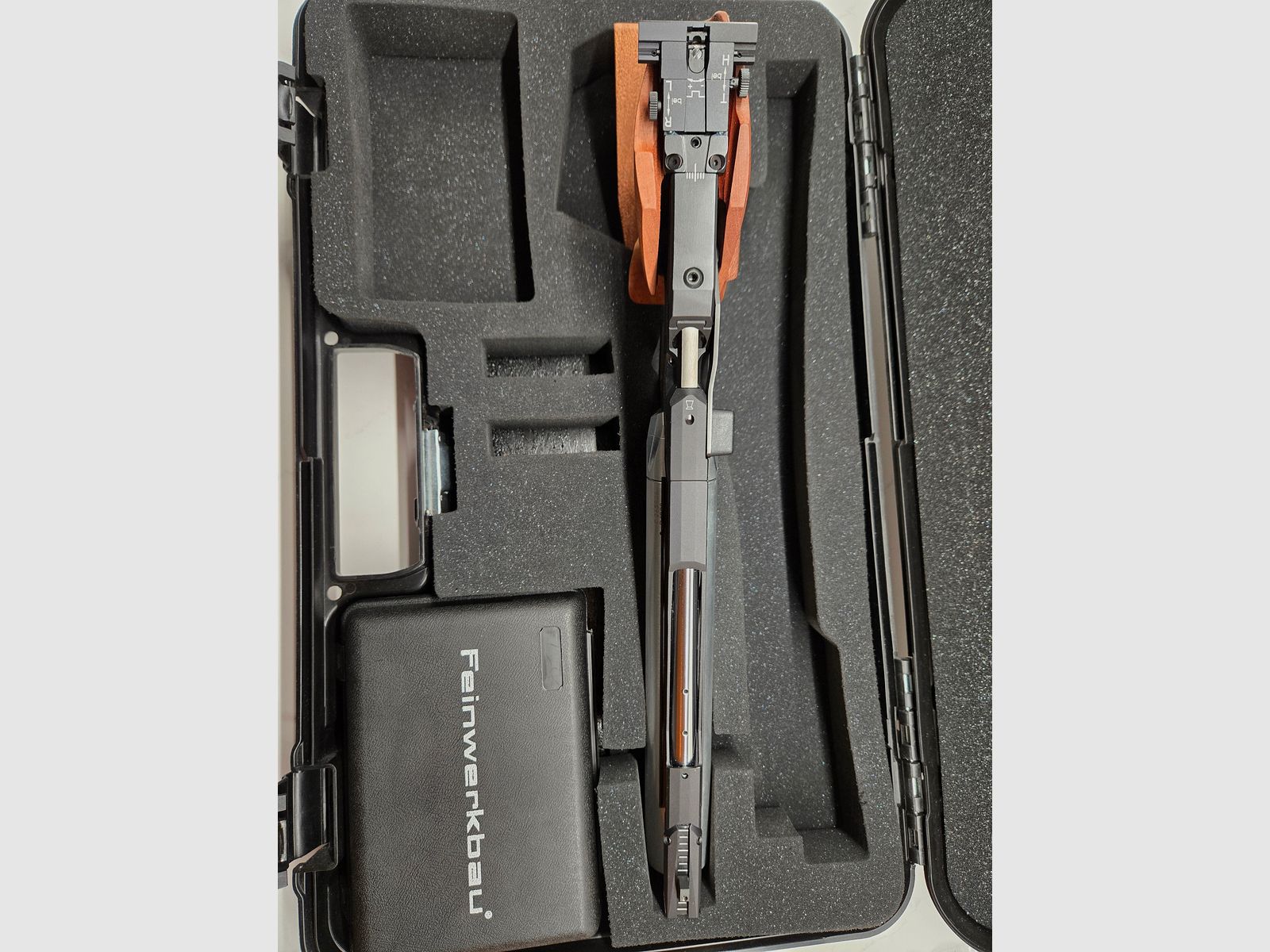 Match air pistol Feinwerkbau P8X (grip M) as good as new with accessories