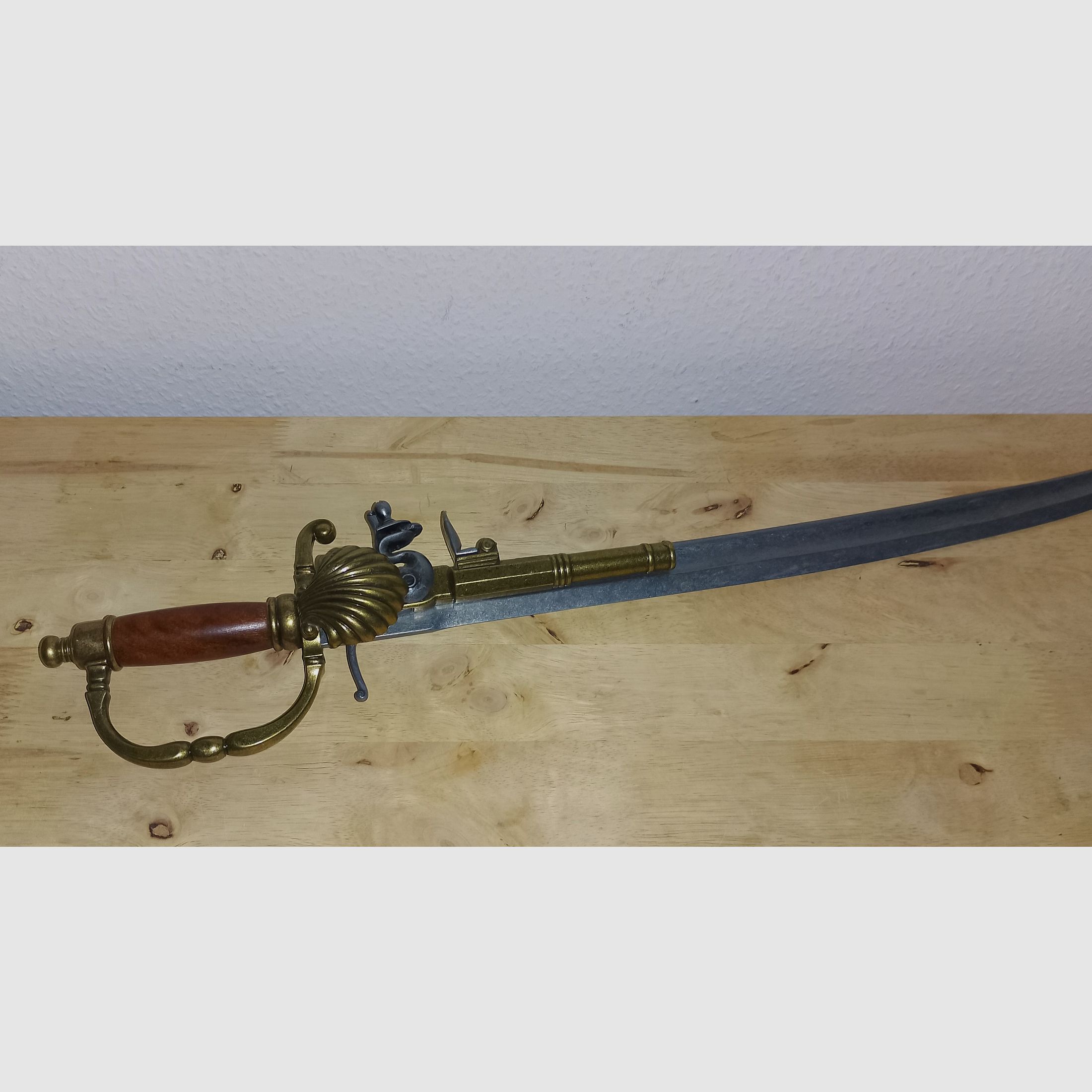 Decorative saber with flintlock pistol approx. 72cm rarity.