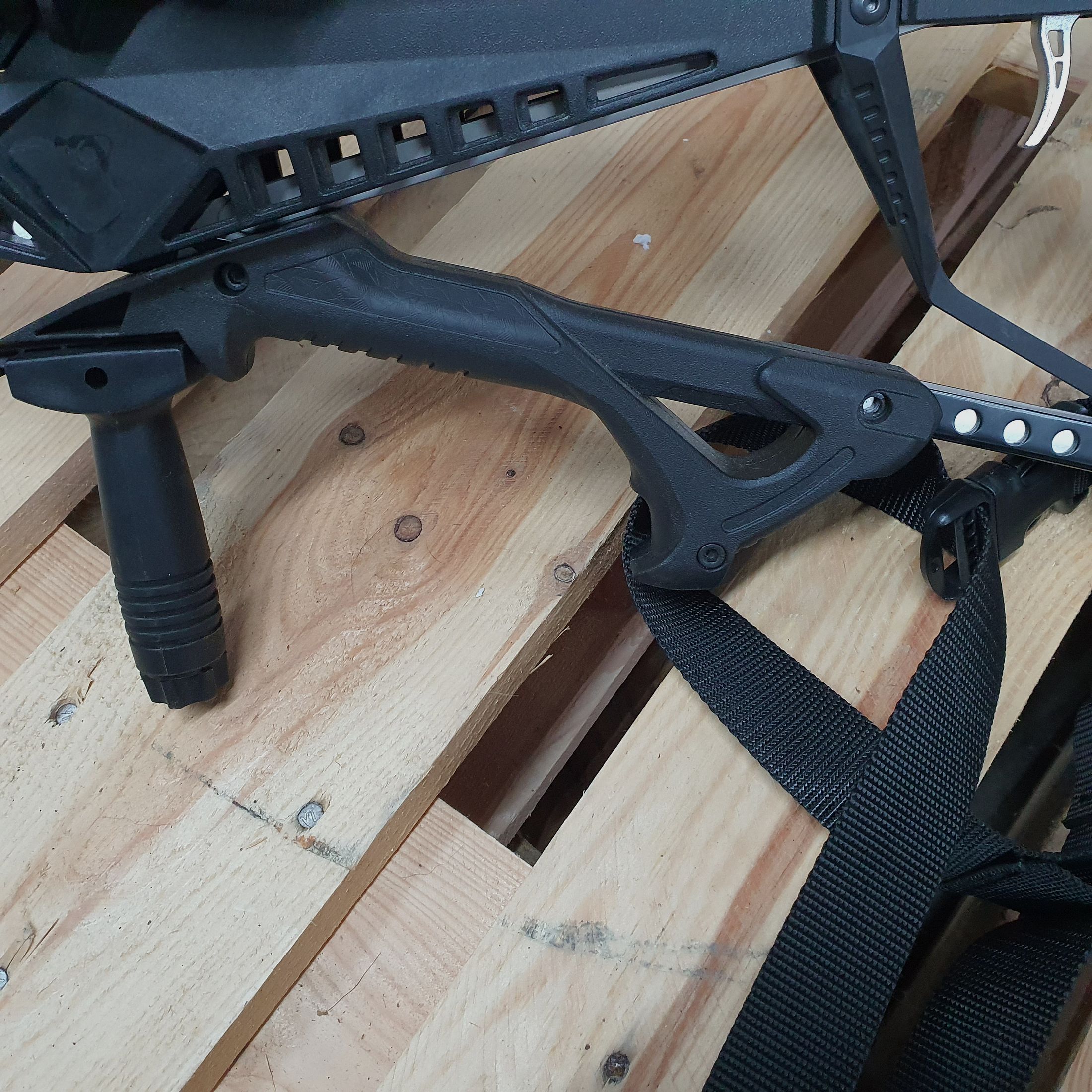 Taktische Repetierarmbrust Cobra Adder, 130 lbs, 7 Schuss Magazin und viel Zubehör.