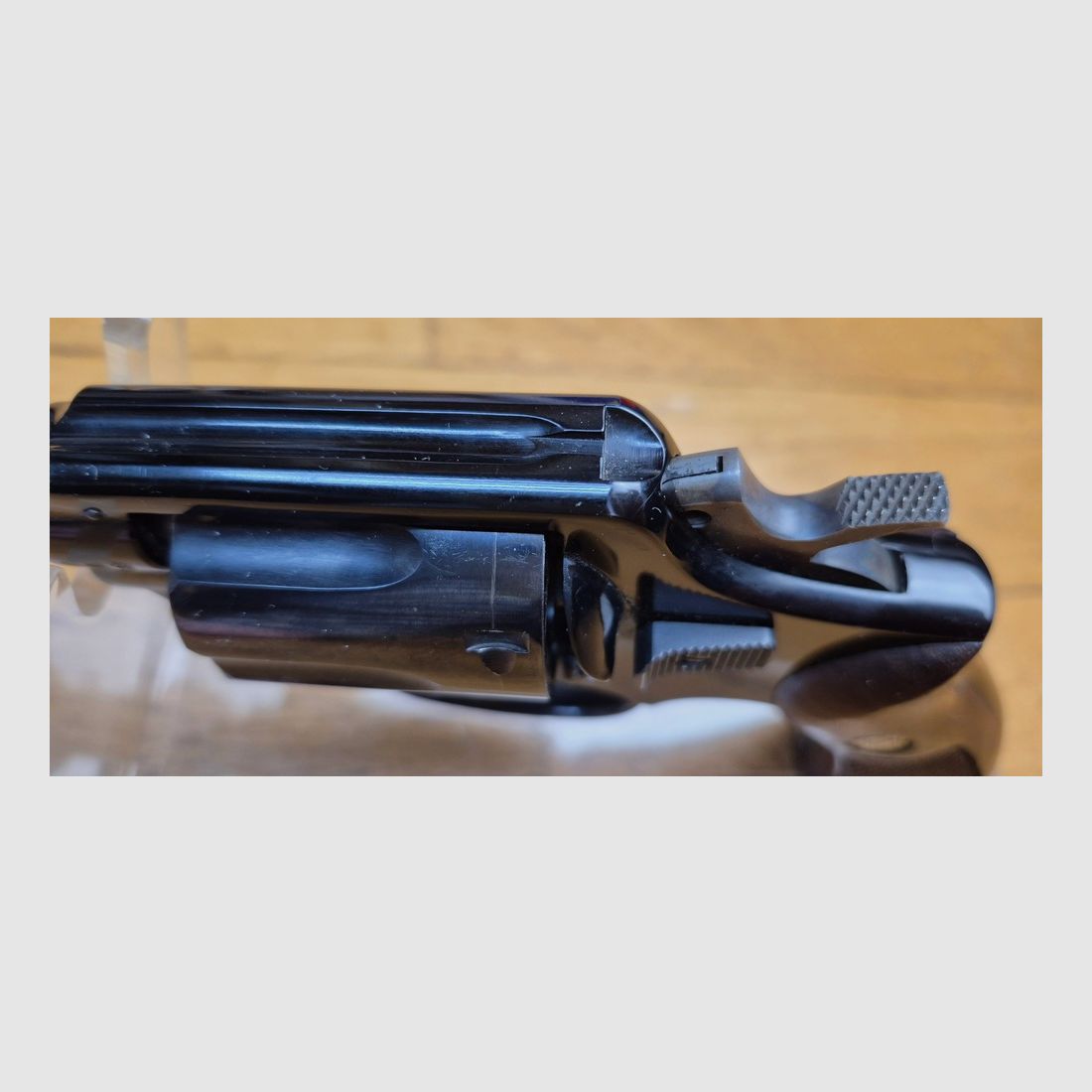 Rzadki i bardzo piękny rewolwer Smith&Wesson Mod 12-1 – Rzadka wersja Air Weight Military and Police z 1905 roku – Specjalny stop w ramie i bębnie ze stali – 6 strzałów (a nie 5!) w kalibrze 38 SP – Nowa lufa 2 cale – Oszałamiająca broń o …. 520 gramach w ramie KA! – Duży brat Smith 37 – Piękna konstrukcja Smith z wielkich lat – Broń z 1962 roku – W stanie jak nowa! – TBE+/TBE++, zdjęcie 15 z 23