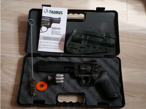 Taurus Revolver Raging Hunter – 6 3/4" caliber .44 Mag.