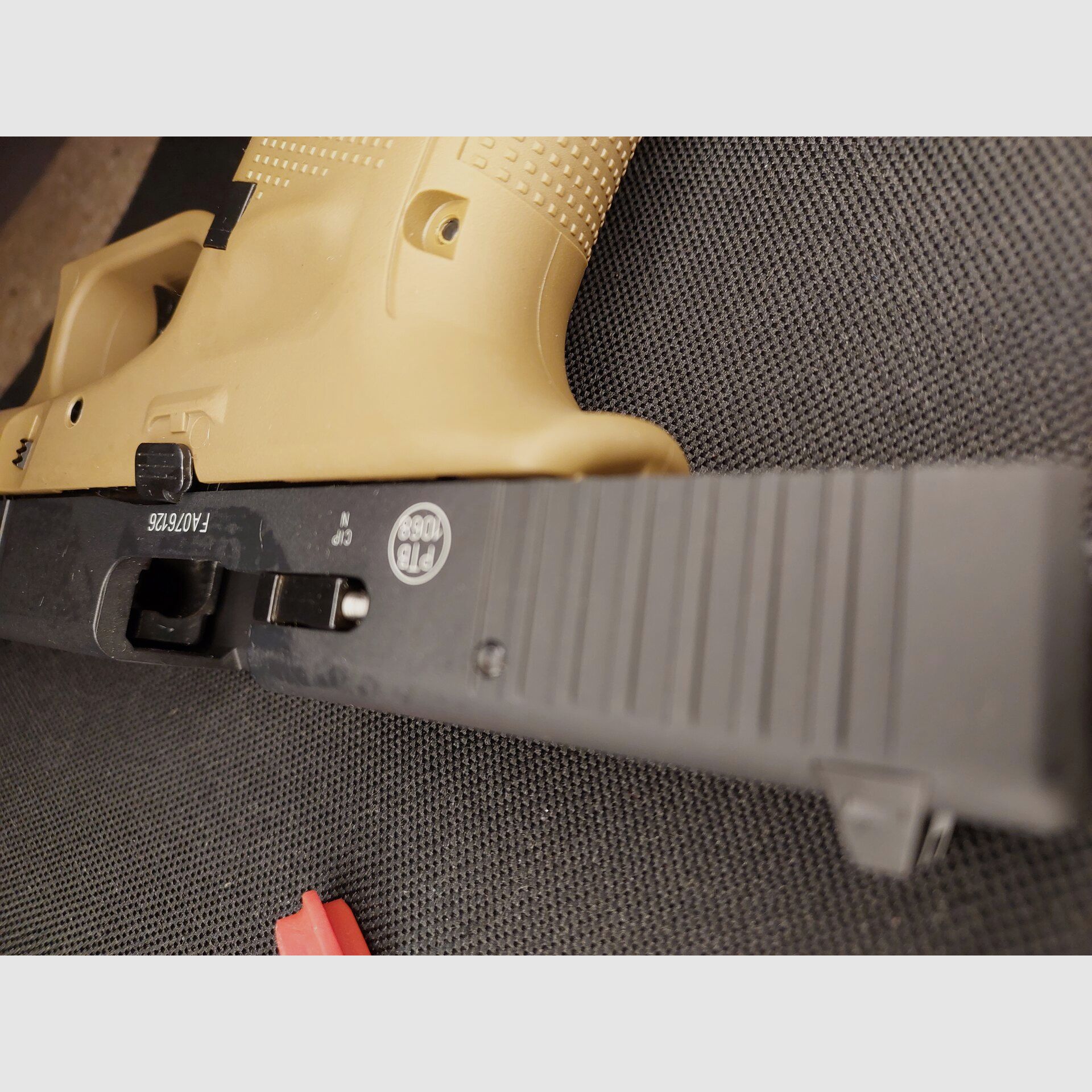 Glock 17 Gen5 Schreckschuss Pistole French Army 9 mm P.A.K. Coyote, French Army Edition (PTB 1068) - 2 Magazin
