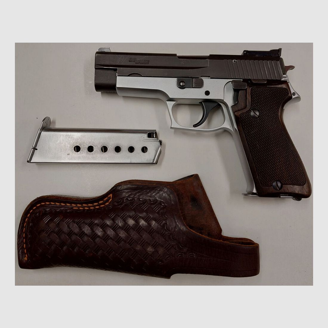 SIG SAUER DEFEKT Halbautom. Pistole SIG SAUER P220 Bicolor Schwarz/Silber im Kaliber .45ACP
