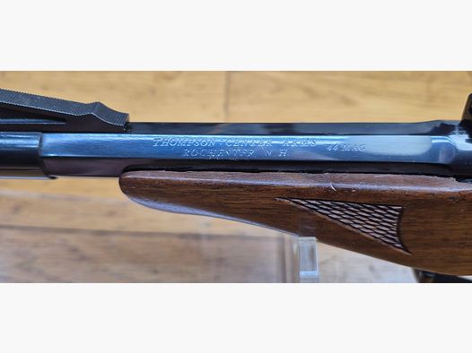 Redoutable Pistolet Thompson Center – Modèle Contender – Canon 8 pouces ! – Rare en calibre 44 Magnum et 44 Special – Arme de Rochester de fin 1972 – Bons bois – Indispensable poignée Pachmayr – Superbe canon à frein de bouche – Excellente Mécanique et détente – Belle arme d&rsquo;entrainement et de précision – TBE/TBE+