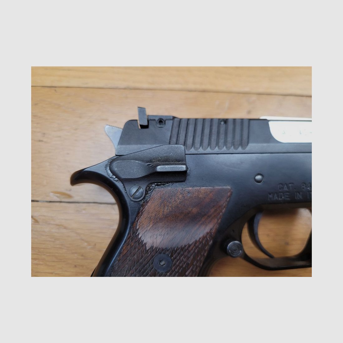 Sehr schöner Pardini GT45 Pistol – 45 ACP – Top-Aluminium-Gehäuse – 13-Schuss-Doppelmagazin – Alle Bedienelemente für Links- und Rechtshänder – Niedrig zugänglicher Verschlussfang – Petter-Verriegelung – Schräger Schaft im Luger-Stil – Luxus und Sport – Neuwertig, Bild 16 von 20