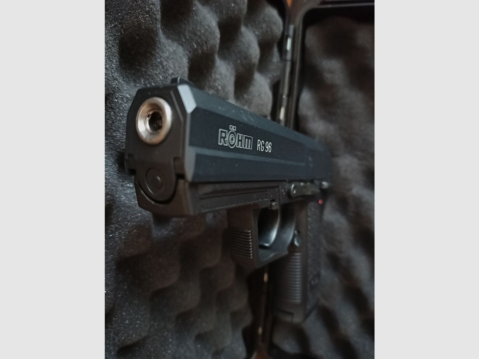 RG 96   BLK   9mm   P.A.K.   9R   PTB 699   (pistola a salve)