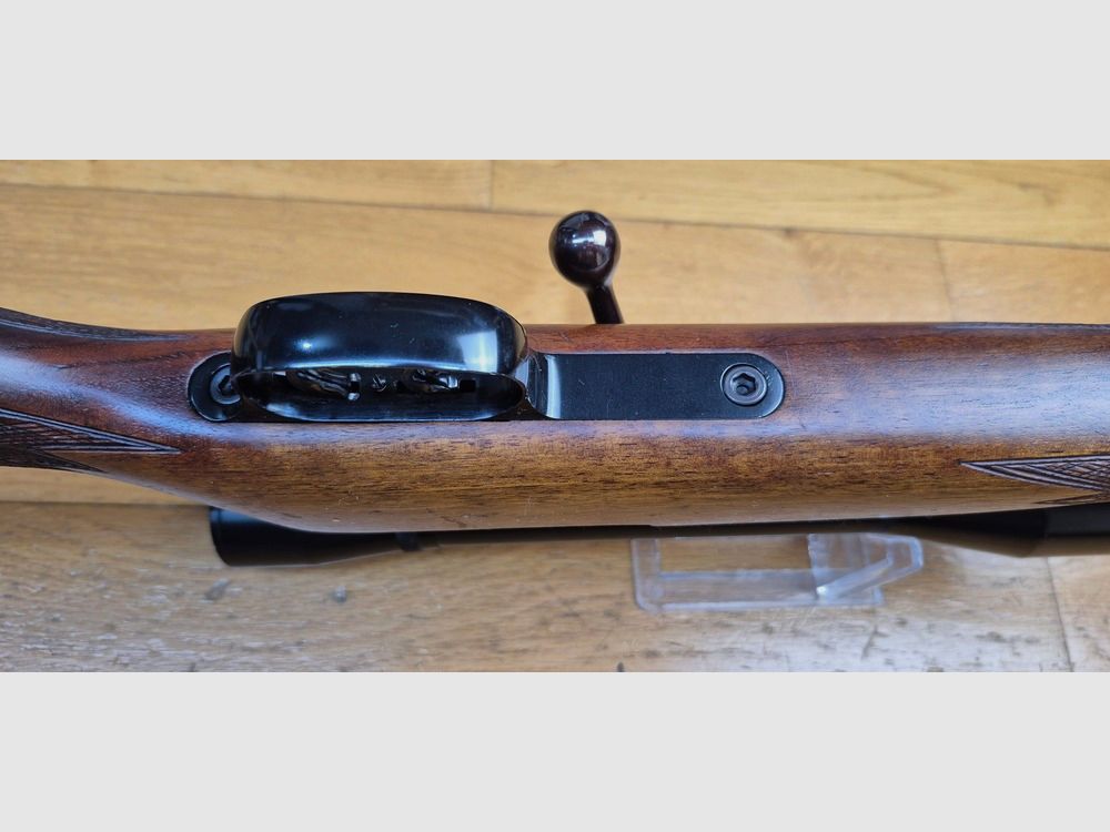 Superbe carabine de chasse Mauser 66 S – Calibre 7×64 – Noyer veiné de haute qualité – Inserts ébène et os – Quadrillage manuel – Stetcher à l&rsquo;allemande (deux détentes) – Lunette AKAH 6 x 42 / 46 à corps acier en réticule N°1 – TBE / TBE+, image 14 sur 37