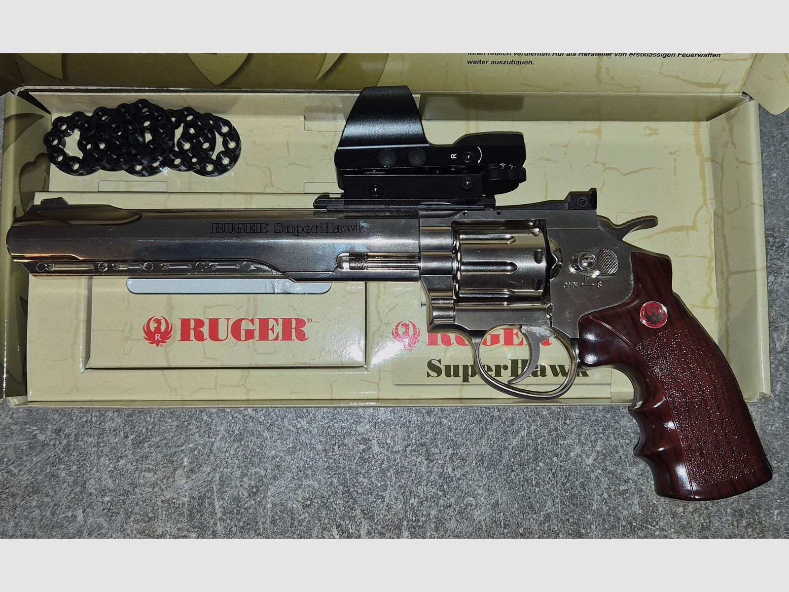 Ruger SuperHawk 8" 6 mm, CO₂, < 4,0 J, Chrome-Finish inkl. Red Dot Visier und Zubehör