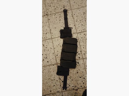 Mlitärgürtel mit vier Magazintaschen a drei Magazine 223 Nato+ 4 9mm Magazine.