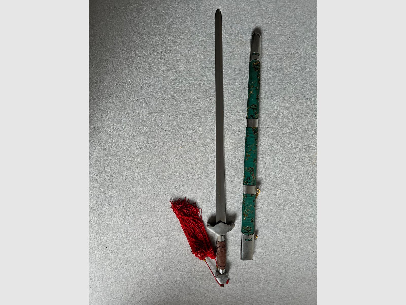 Grande collezione di armi decorative – spade, pistole a pietra focaia, fucili ad avancarica, alabarda, martello da guerra – liquidazione della collezione