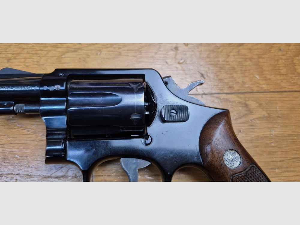 Rzadki i bardzo piękny rewolwer Smith&Wesson Mod 12-1 – Rzadka wersja Air Weight Military and Police z 1905 roku – Specjalny stop w ramie i bębnie ze stali – 6 strzałów (a nie 5!) w kalibrze 38 SP – Nowa lufa 2 cale – Oszałamiająca broń o …. 520 gramach w ramie KA! – Duży brat Smith 37 – Piękna konstrukcja Smith z wielkich lat – Broń z 1962 roku – W stanie jak nowa! – TBE+/TBE++, zdjęcie 21 z 23