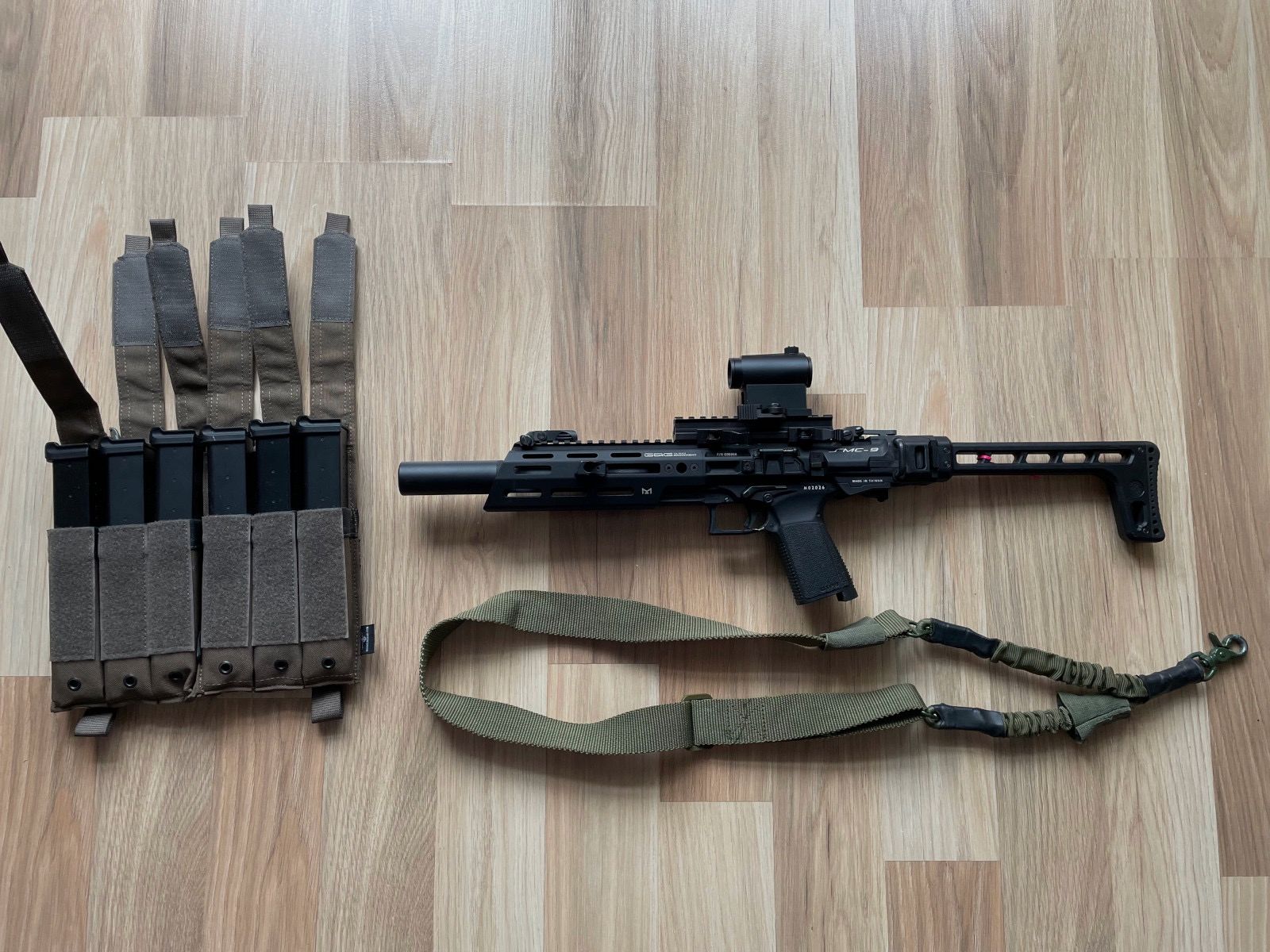 Airsoft G&G SMC9 with sight and a total of 6 magazines.