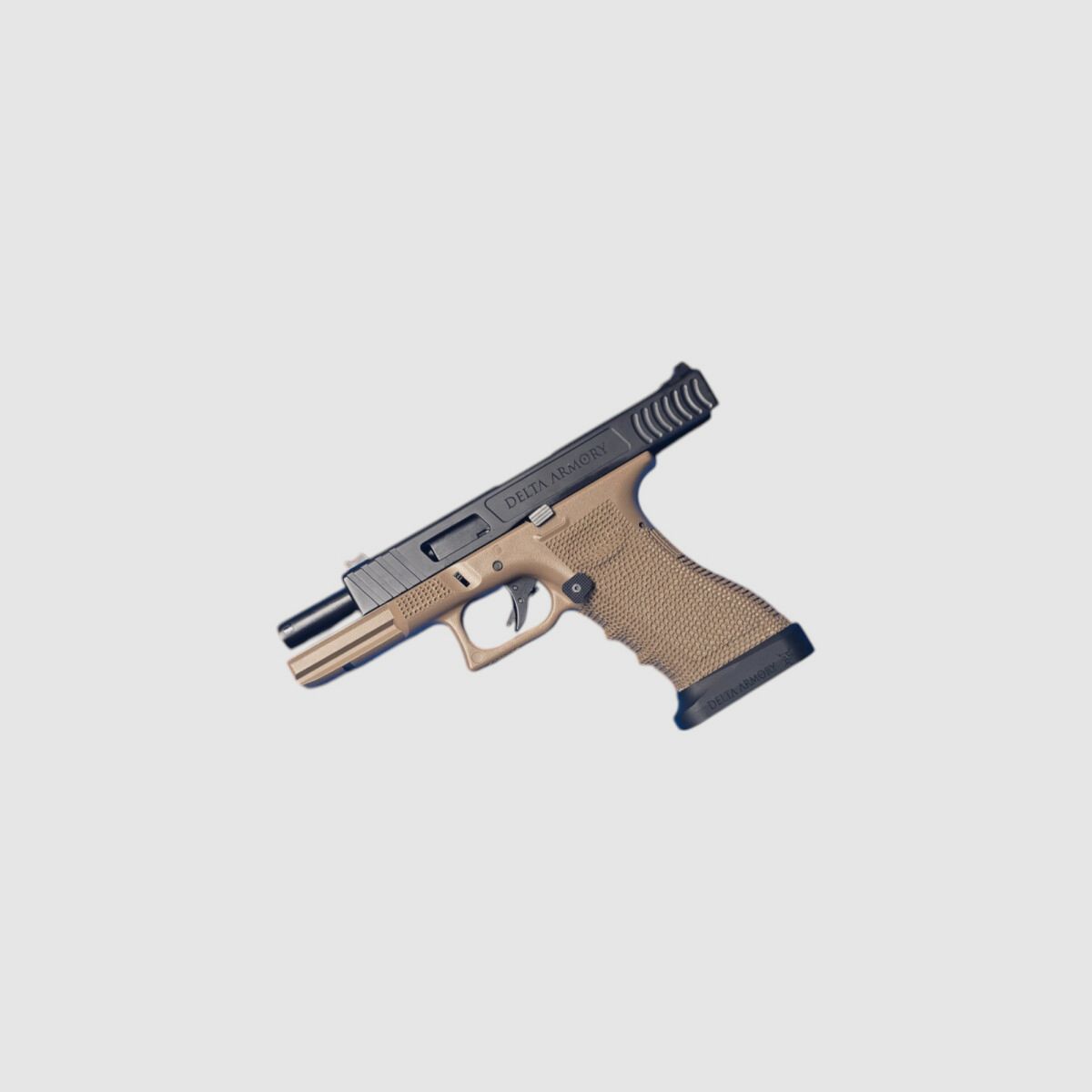 P01 GBB Airsoft Pistool met Grip Stippling in Tan | Delta Armory
