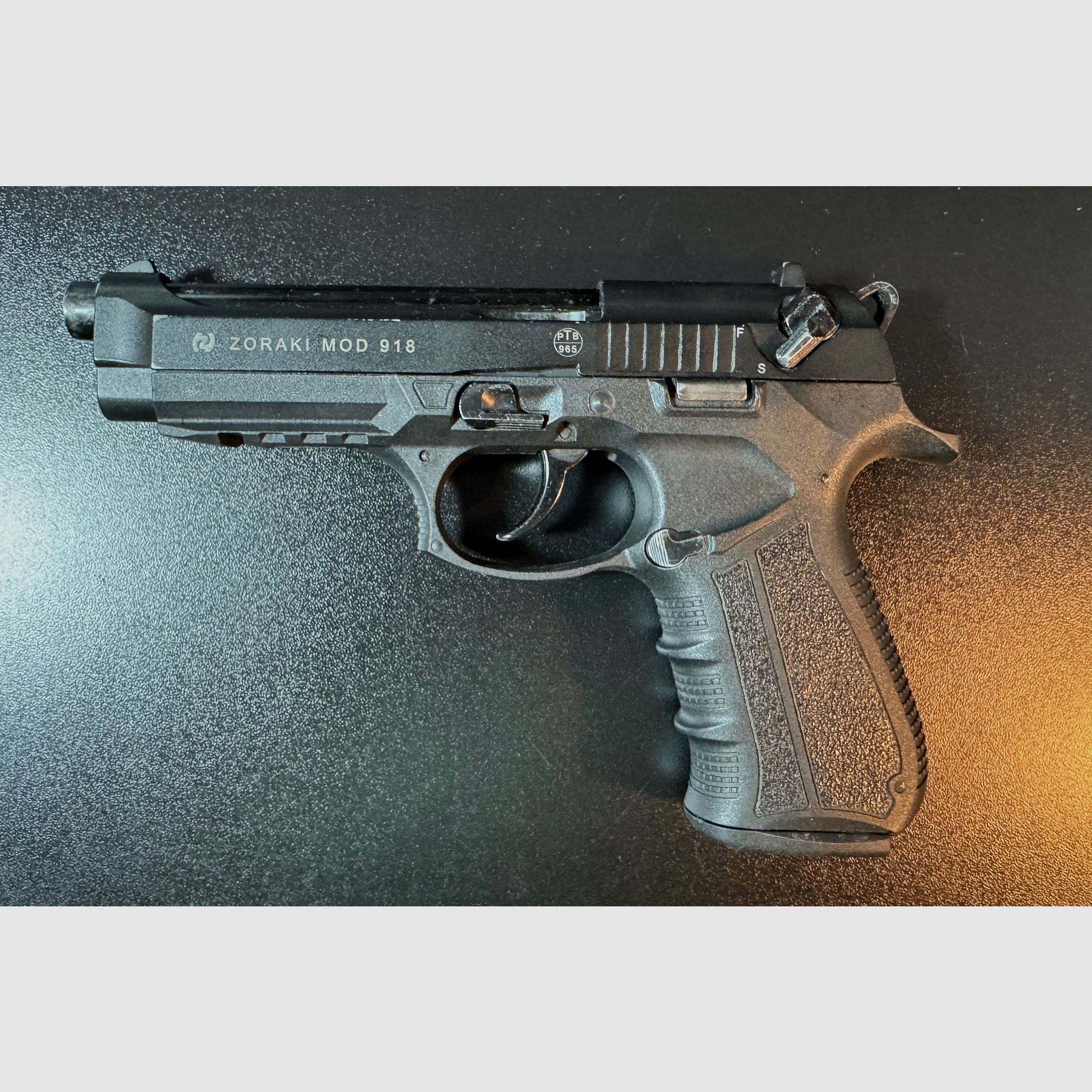 Zoraki 918 9 mm P.A.K. incluye maletín, cargador de repuesto y (multitud) lanzador