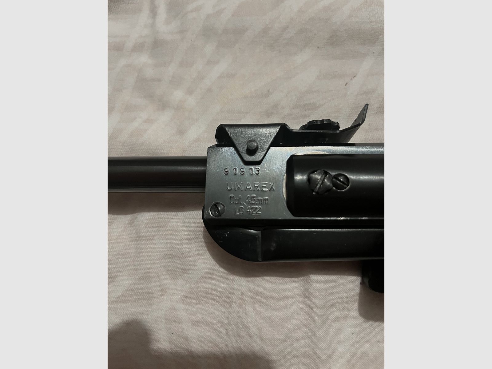 Fünf  Luftgewehre abzugeben. 1 Gewehr Suhl. 1 Gewehr Umarex. 3 Gewehre Lion Brand. Siehe Photo. 