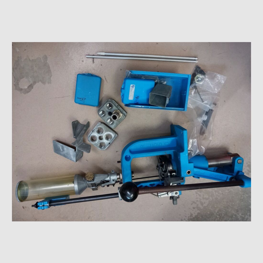 Dillon RL 550 pressa a più stazioni con vari accessori 550