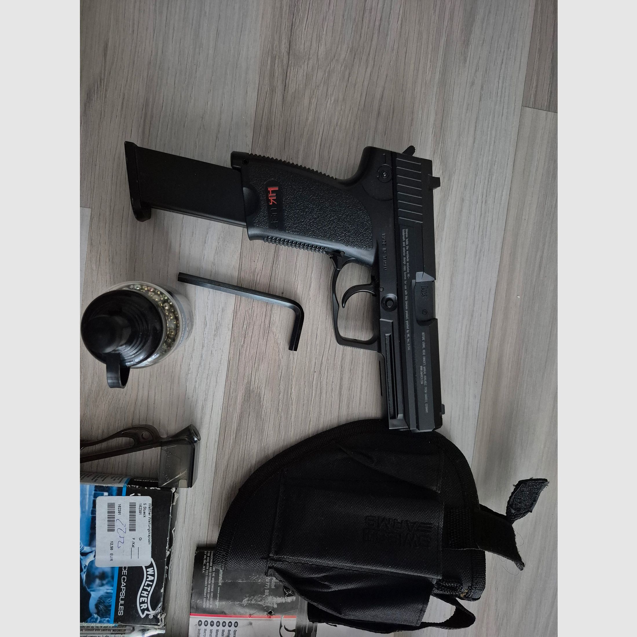 Heckler und Koch USP CO2 with accessories