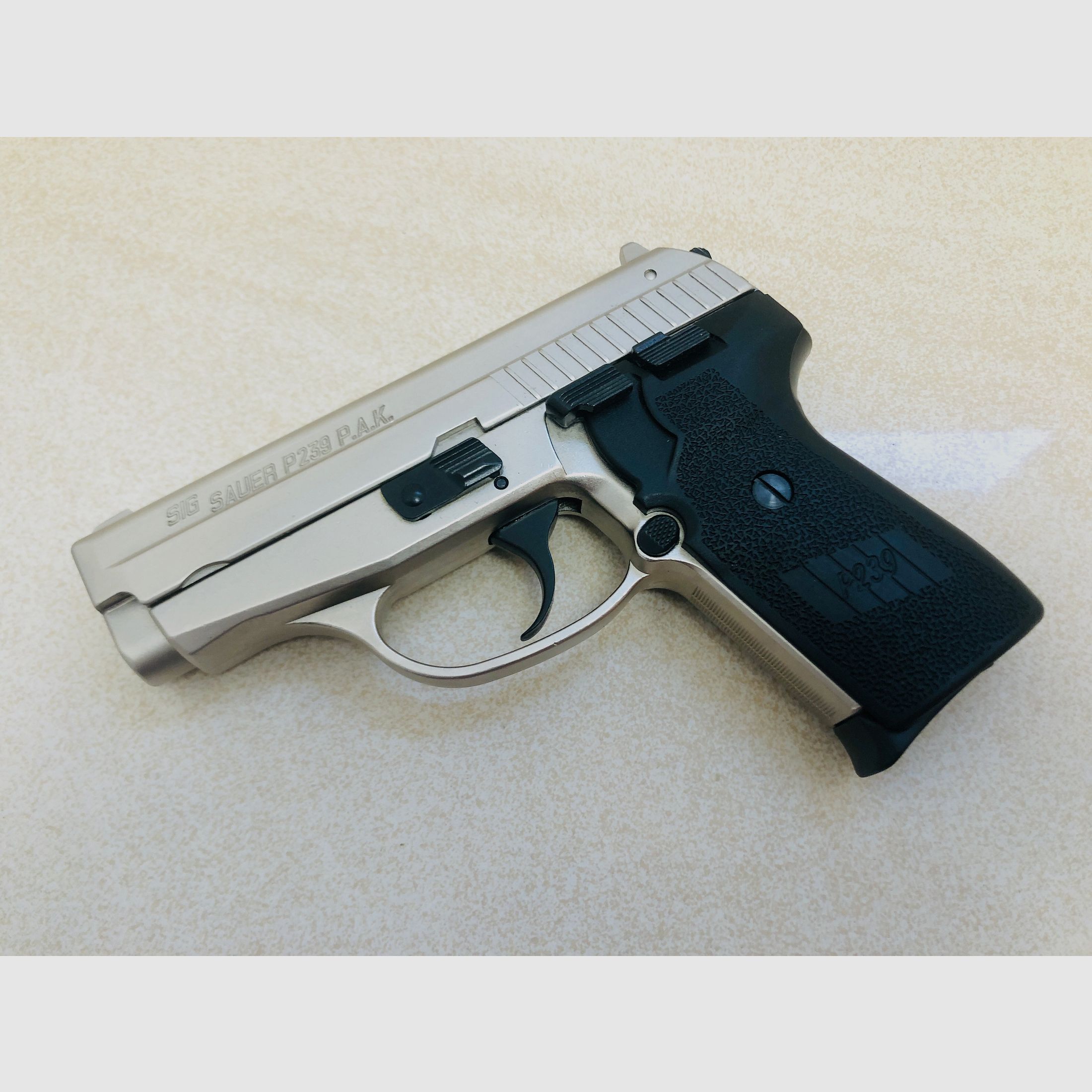 ••• SIG SAUER P239 schreckschiesspistool / nikkel / accessoires / originele verpakking / PTB 874 •••