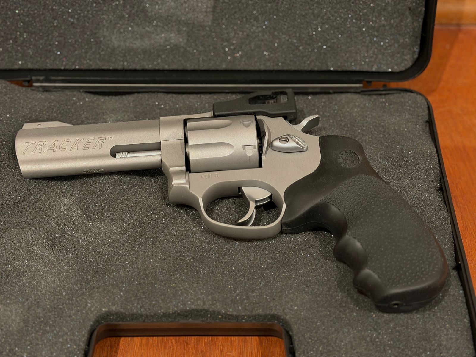 TAURUS TRACKER 627 4“ m. Komp. nuevo - no disparado con accesorios