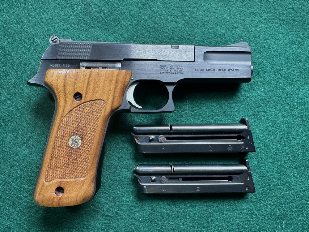 Smith & Wesson 422, image 1 of 4